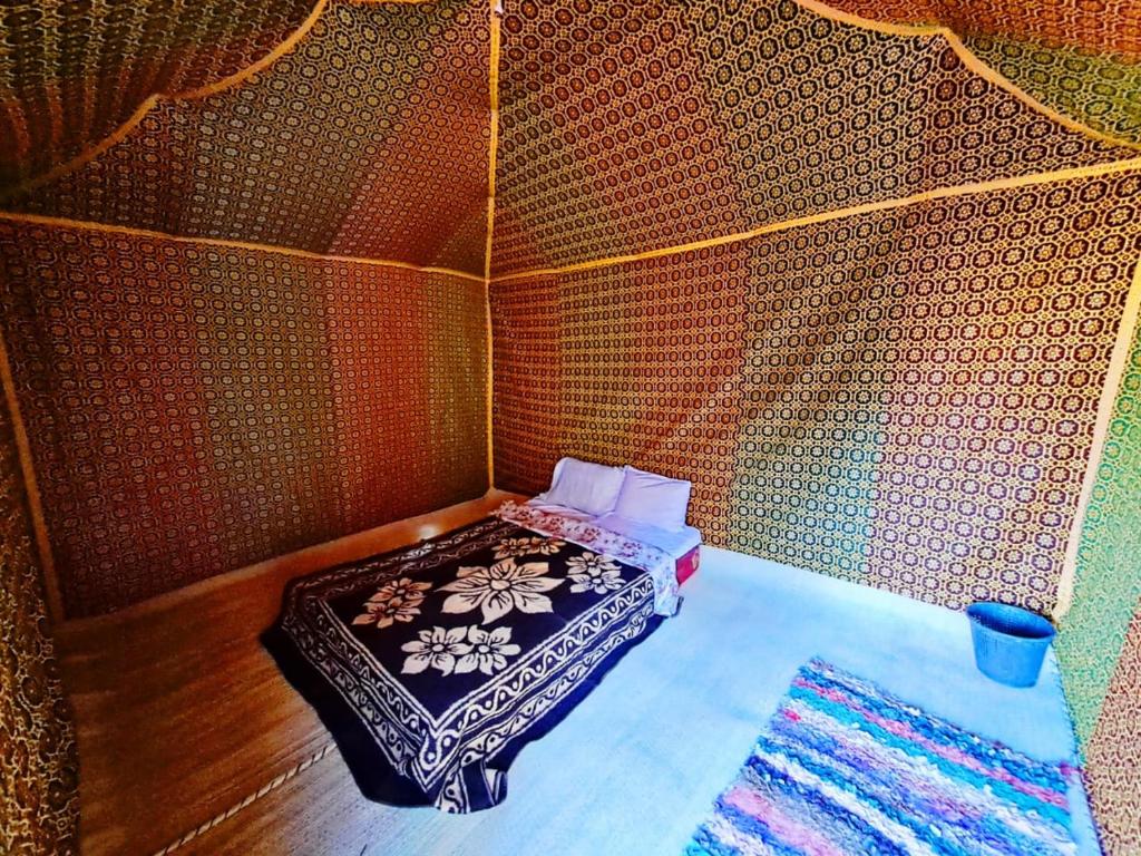 Postel nebo postele na pokoji v ubytování Hami desert camping