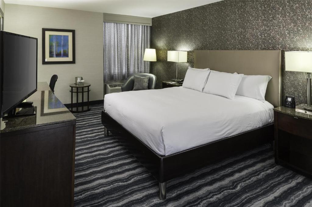 Cama ou camas em um quarto em DoubleTree by Hilton Hotel Wilmington