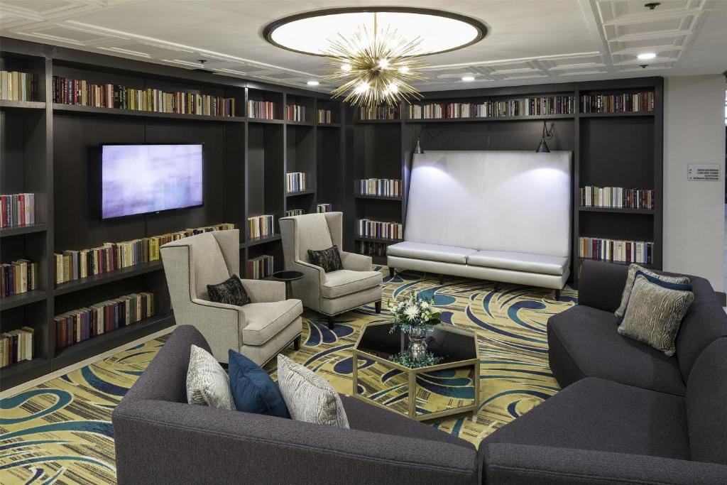 Uma área de estar em DoubleTree by Hilton Hotel Wilmington