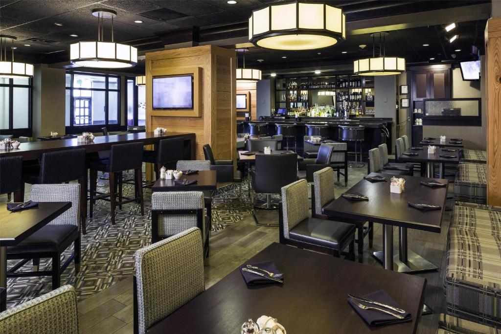 Um restaurante ou outro lugar para comer em DoubleTree by Hilton Hotel Wilmington