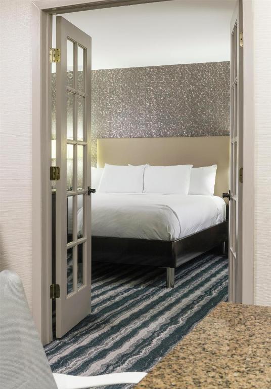 Cama ou camas em um quarto em DoubleTree by Hilton Hotel Wilmington