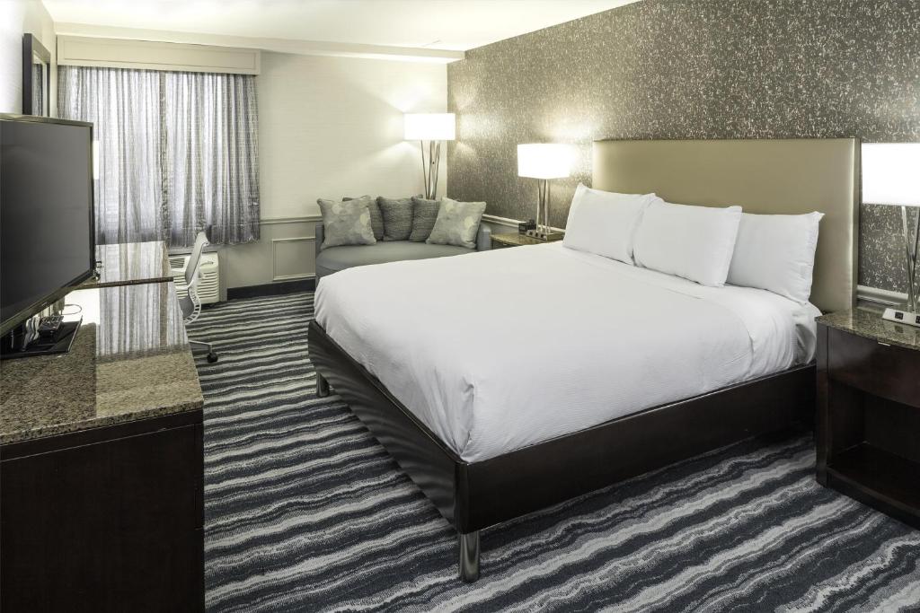 Cama ou camas em um quarto em DoubleTree by Hilton Hotel Wilmington