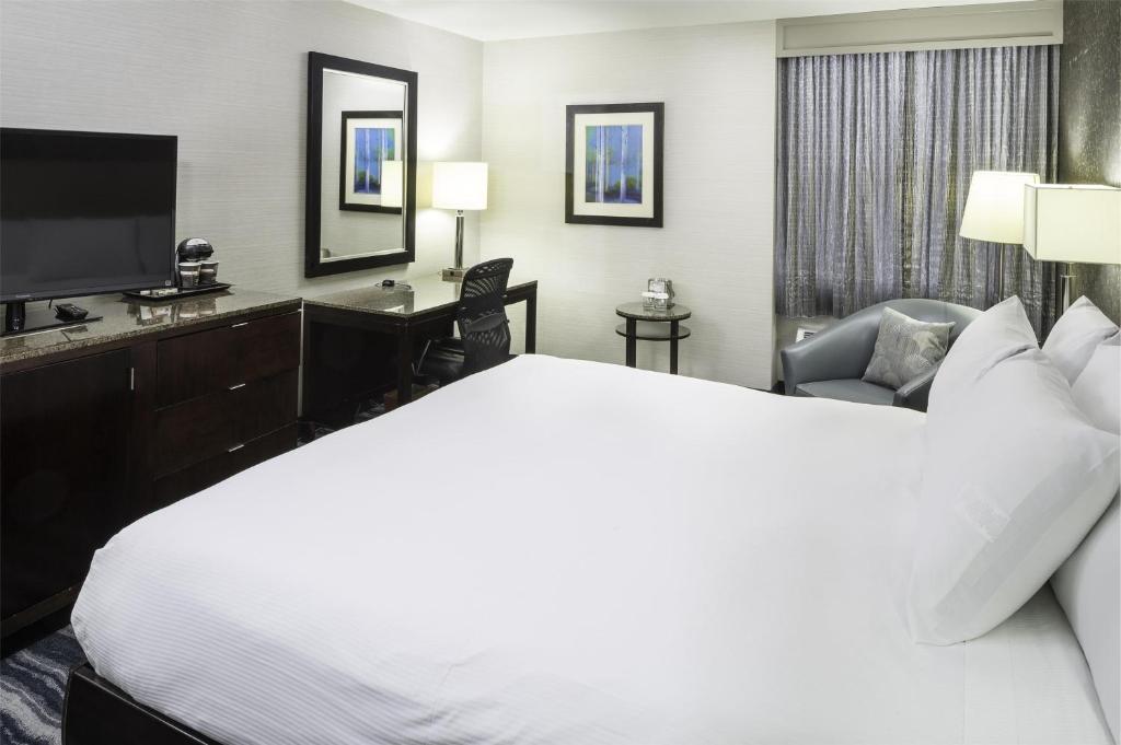 Cama ou camas em um quarto em DoubleTree by Hilton Hotel Wilmington