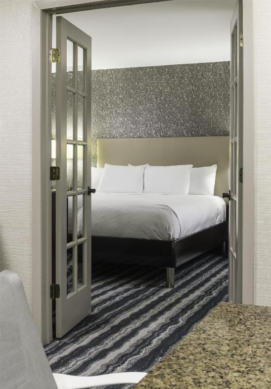 Cama ou camas em um quarto em DoubleTree by Hilton Hotel Wilmington
