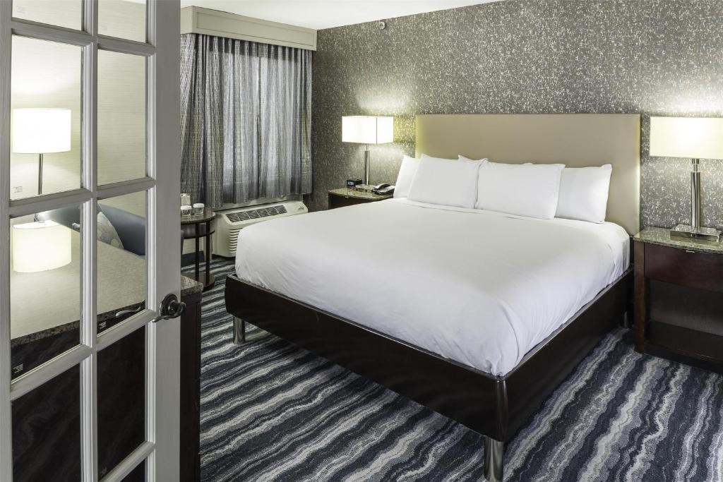 Cama ou camas em um quarto em DoubleTree by Hilton Hotel Wilmington