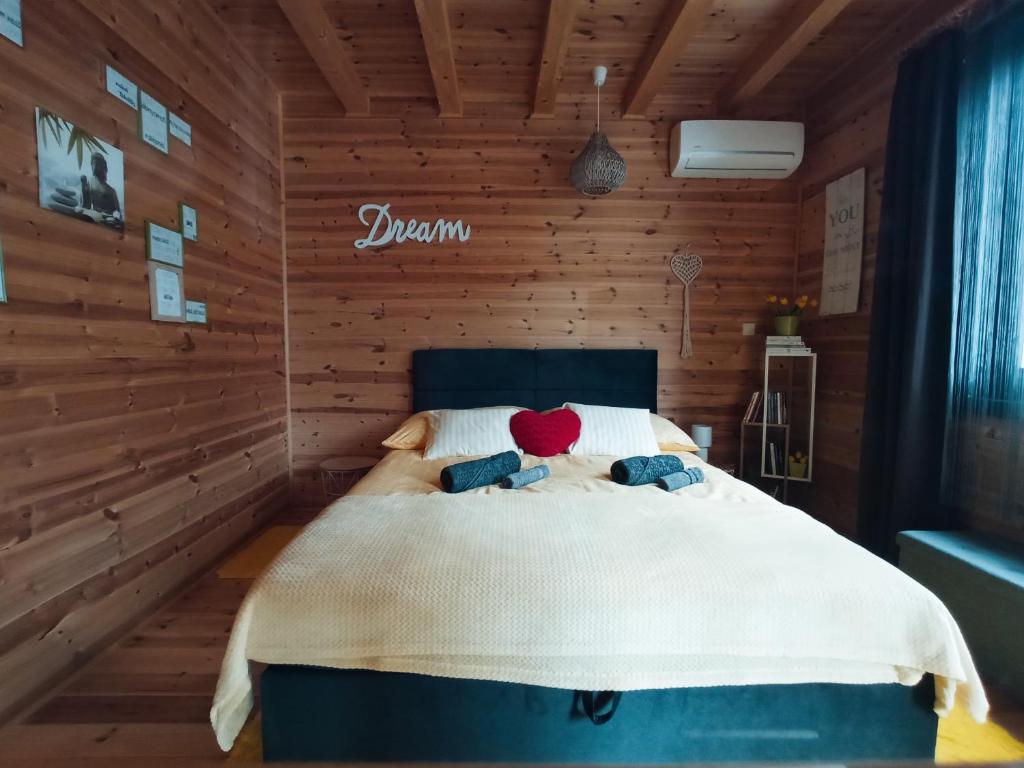 Postel nebo postele na pokoji v ubytování Moon Wood