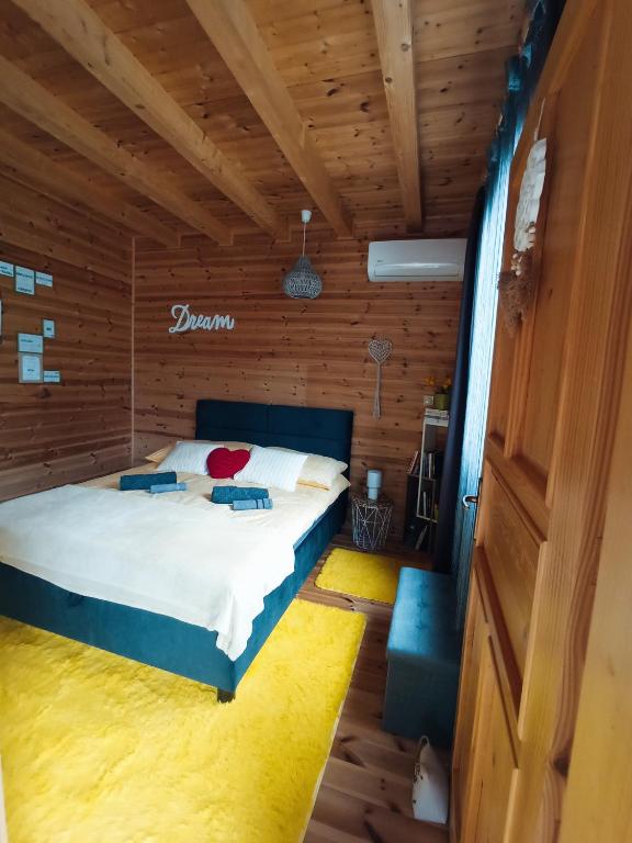 Postel nebo postele na pokoji v ubytování Moon Wood