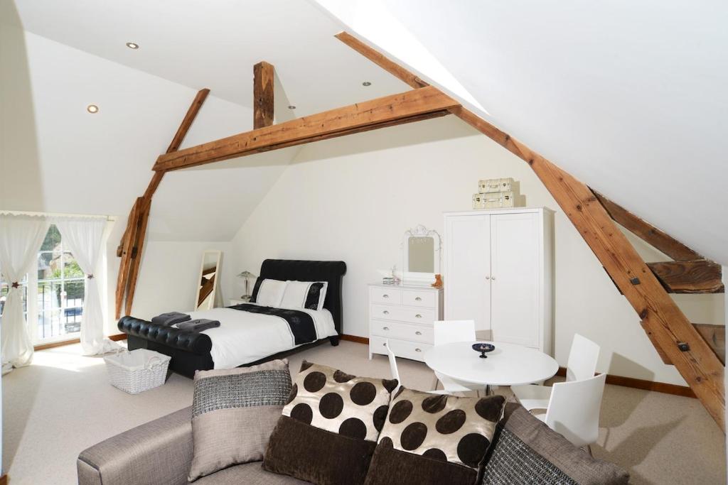 une chambre avec un lit et une table dans l'établissement Fantastic Holiday Home 5 ensuite bedrooms Pool No Pets, à Désertines