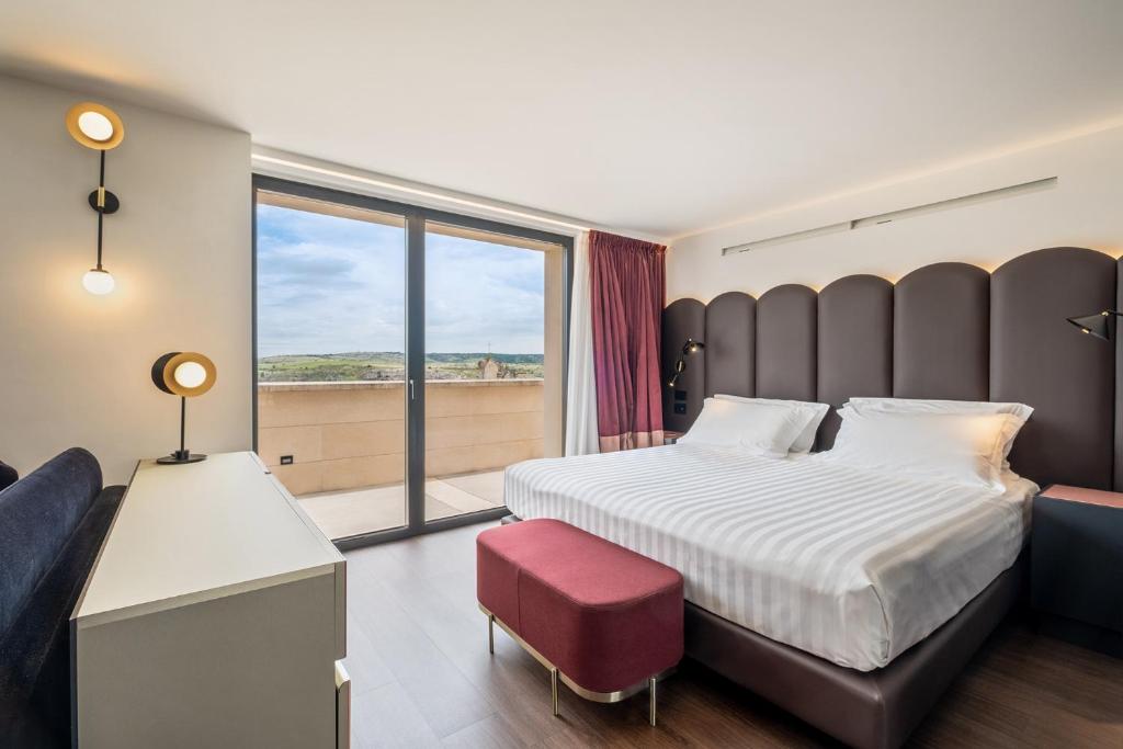 Postel nebo postele na pokoji v ubytování Eurostars Matera La Suite