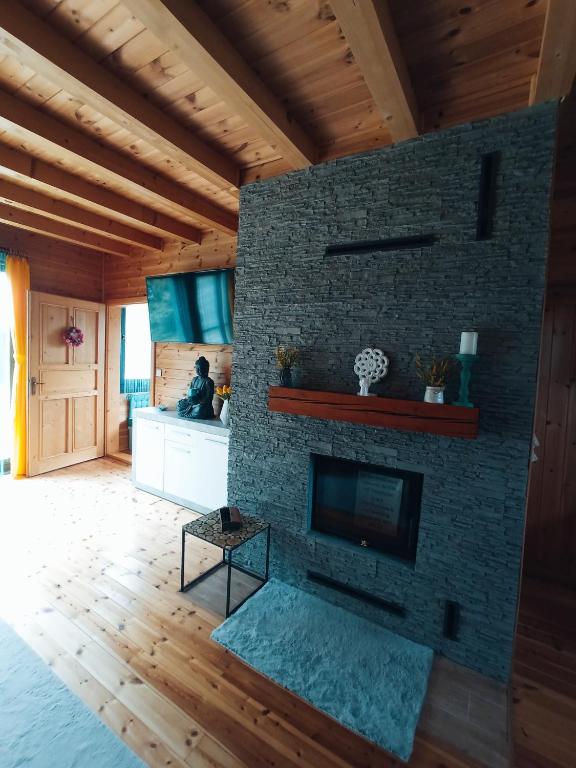 TV a/nebo společenská místnost v ubytování Moon Wood
