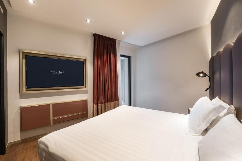 Postel nebo postele na pokoji v ubytování Eurostars Matera La Suite