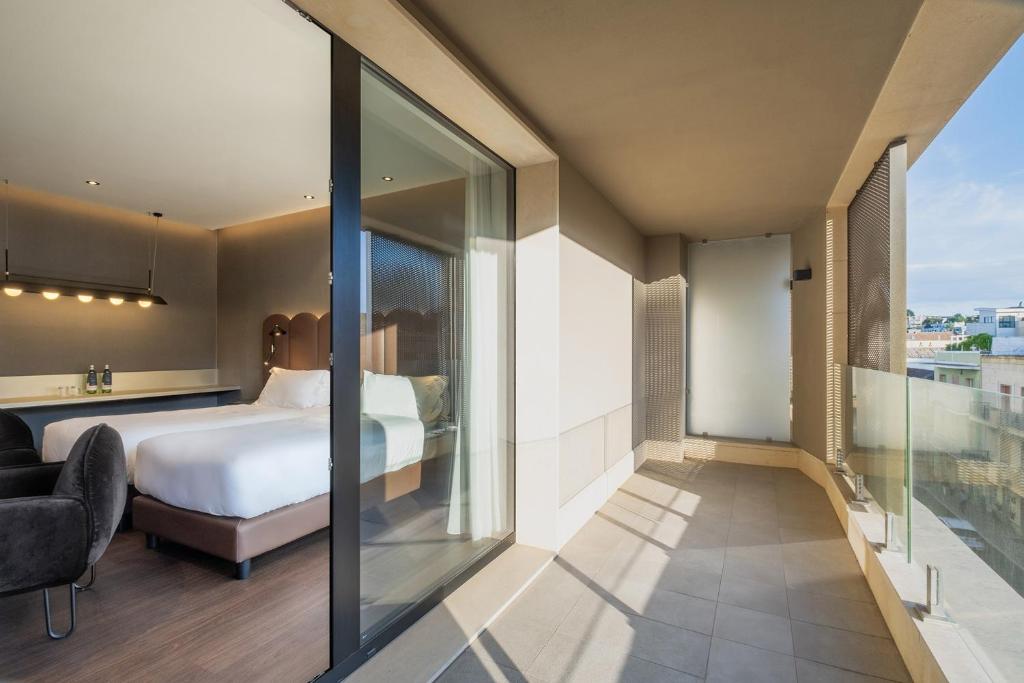 Postel nebo postele na pokoji v ubytování Eurostars Matera La Suite