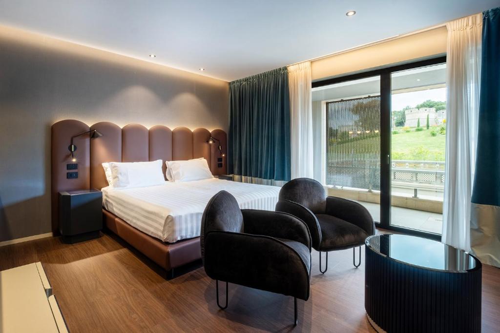 Postel nebo postele na pokoji v ubytování Eurostars Matera La Suite