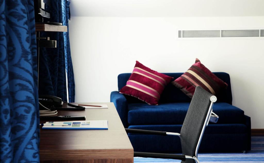 A seating area at Holiday Inn Express Istanbul-Altunizade by IHG
