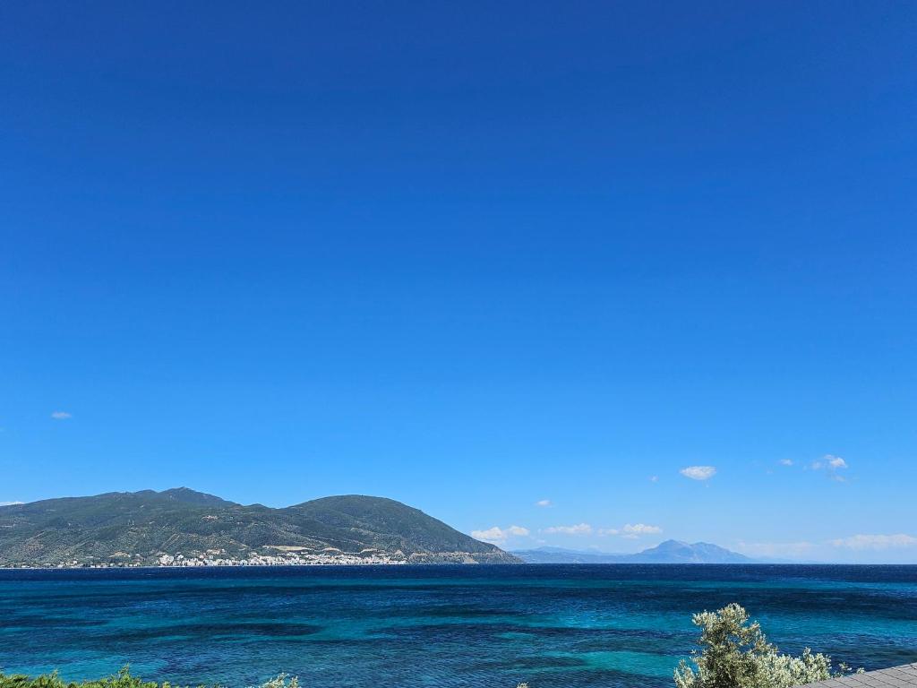 a view of the ocean with mountains in the background at Casa del Mar in Gialtra