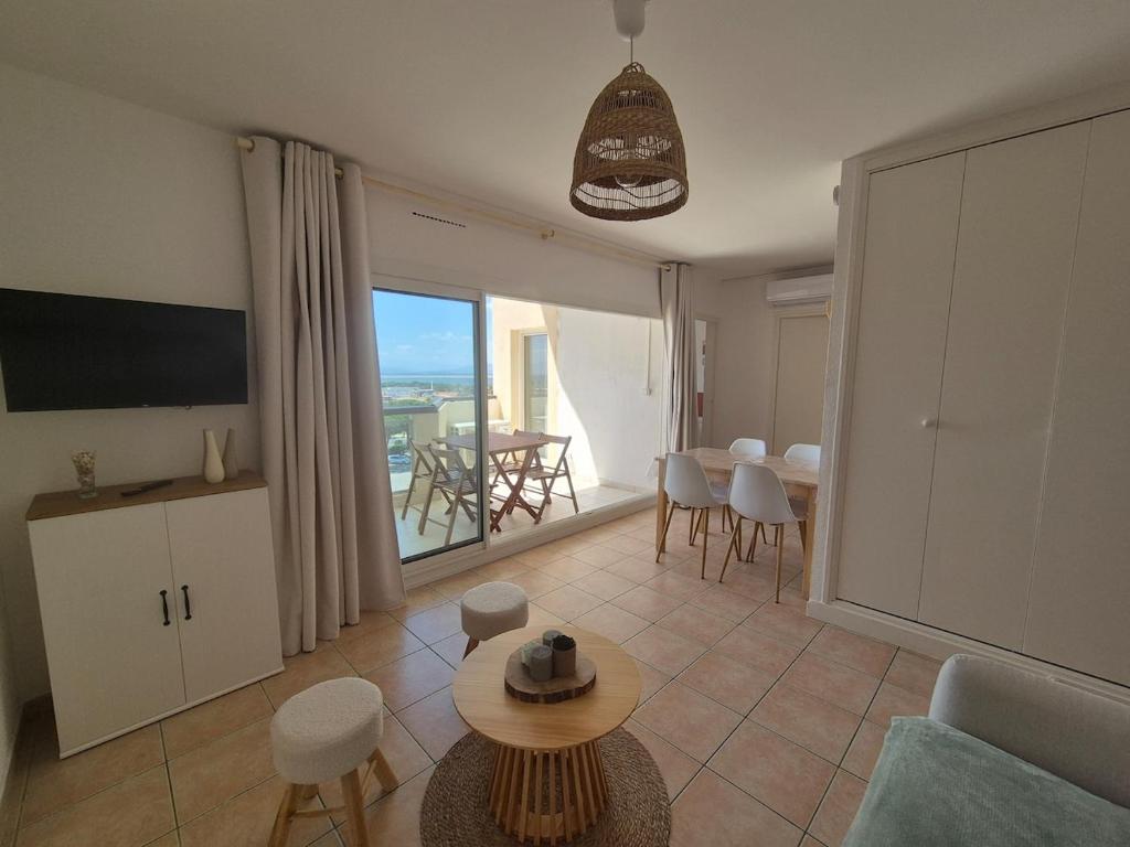 un salon avec un canapé et une table dans l'établissement L'évasion catalane, au Barcarès