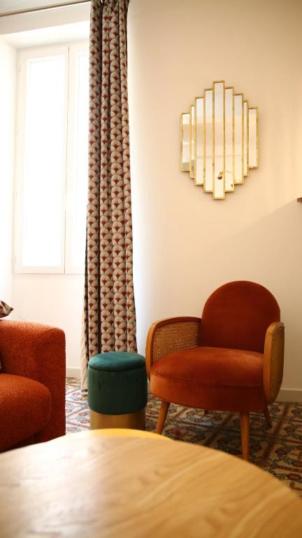 un salon avec deux chaises et une table dans l'établissement Chic 1 Bedroom Apartment, à Antibes