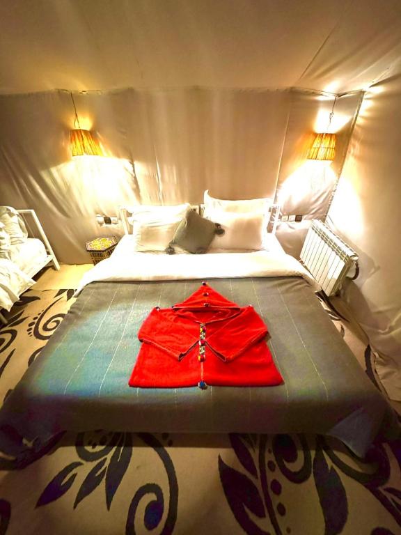 Postel nebo postele na pokoji v ubytování Merzouga luxury tent with activities