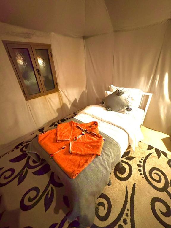 Postel nebo postele na pokoji v ubytování Merzouga luxury tent with activities