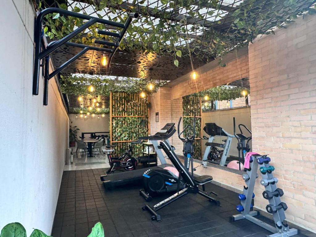 Fitness centrum a/nebo fitness zařízení v ubytování EcoHub Hotel Medellin