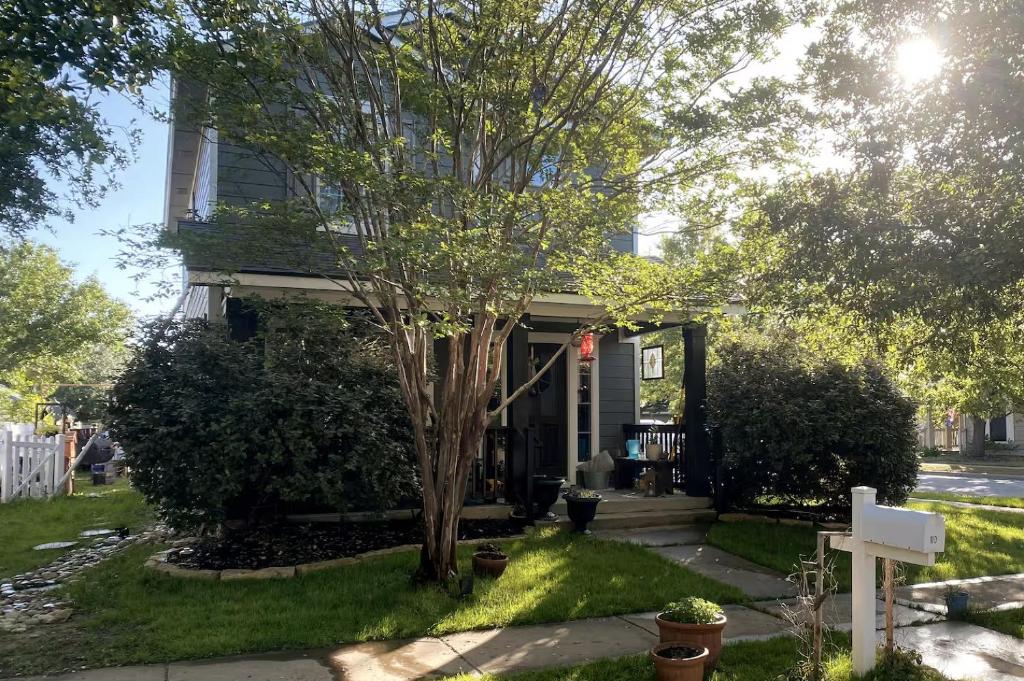 Un jardín fuera de Quaint & Vivacious Home