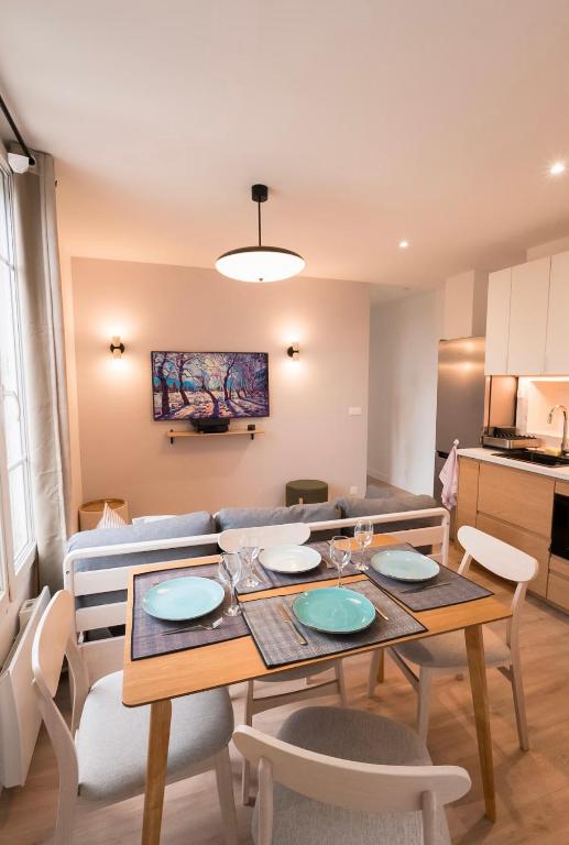 un salon avec une table et un canapé dans l'établissement 3 pieces au coeur de la piétonne, à Nice