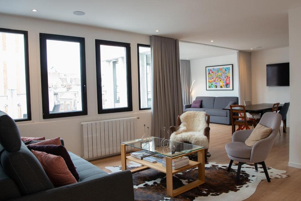 un salon avec un canapé et une table dans l'établissement La Maison sur le Toit, Hypercentre, Terrasse, Soleil, à Lille