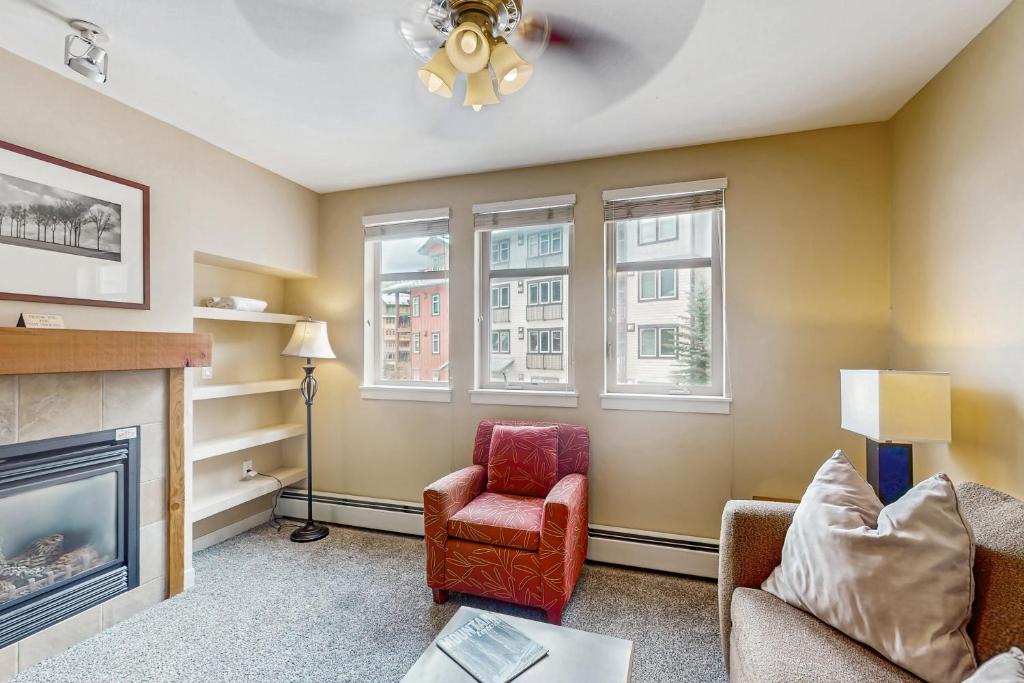 Posezení v ubytování Founders Pointe Condo