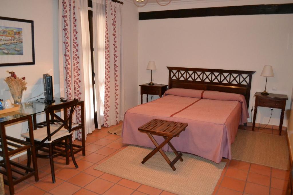 Postel nebo postele na pokoji v ubytování Posada Real del Pinar