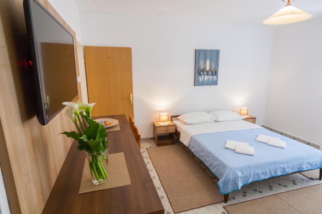 Vila Mitrovic - Triple Habitación Con Terraza Y Vista De Jardín
