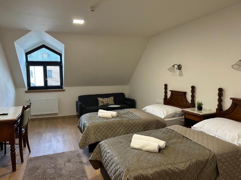 Postel nebo postele na pokoji v ubytování Hotel Zámek Letohrad