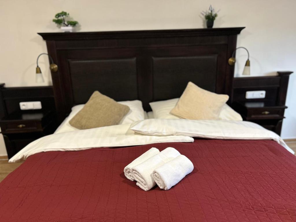 Postel nebo postele na pokoji v ubytování Hotel Zámek Letohrad