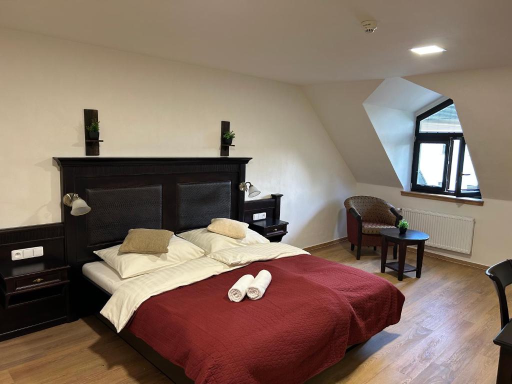 Postel nebo postele na pokoji v ubytování Hotel Zámek Letohrad