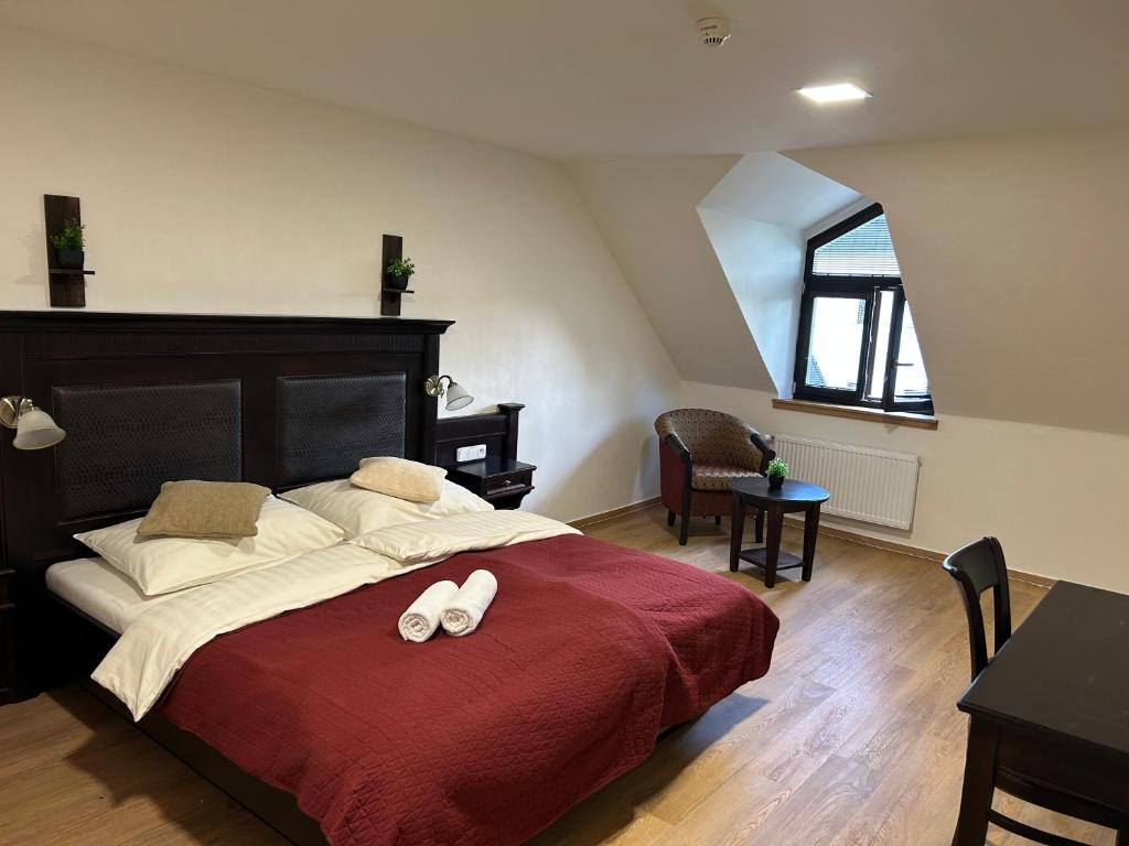 Postel nebo postele na pokoji v ubytování Hotel Zámek Letohrad
