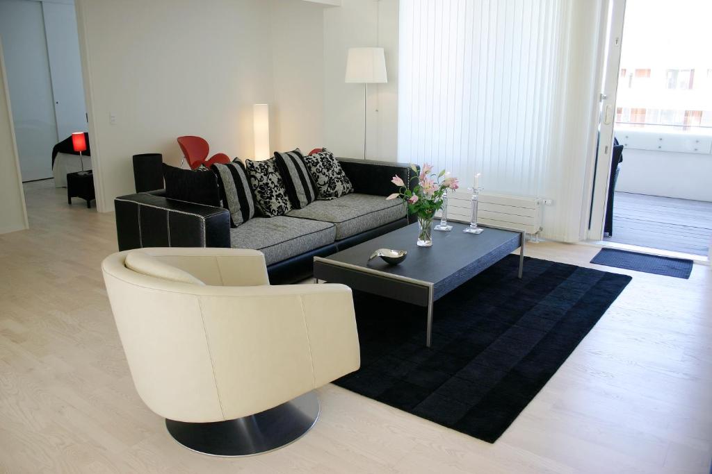 salon z kanapą i stołem w obiekcie Thorshavnsgade Apartment w Kopenhadze