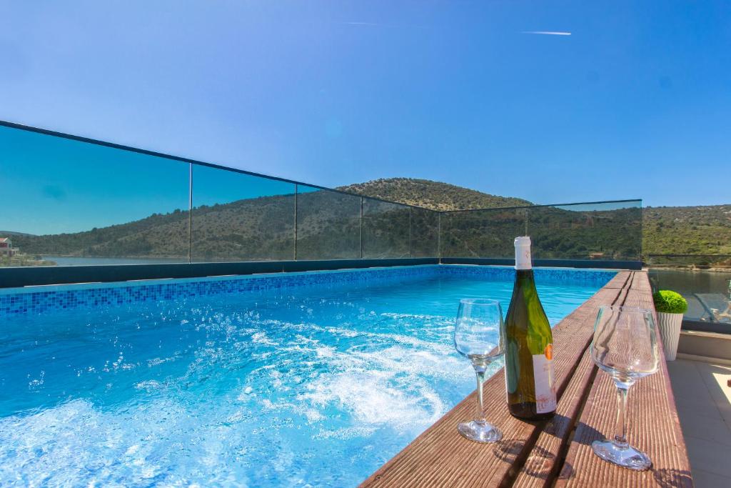 Bazén v ubytovaní Beachfront Luxury Villa alebo v jeho blízkosti