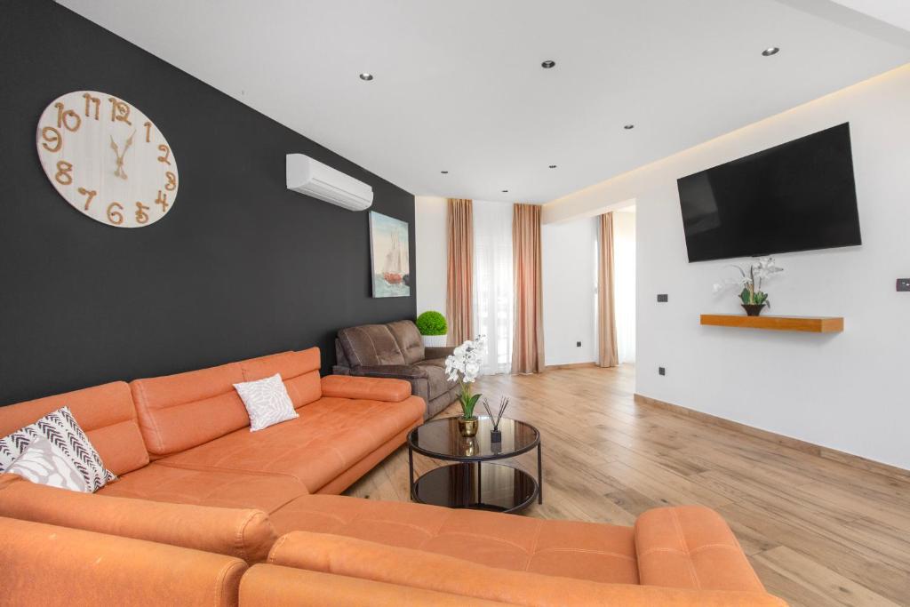 Televízia a/alebo spoločenská miestnosť v ubytovaní Beachfront Luxury Villa