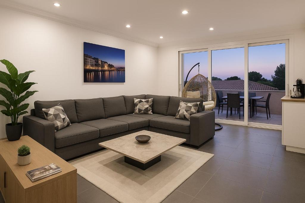 un salon avec un canapé et une table dans l'établissement Large and beautiful apartment with panoramic sea views, à Marseille