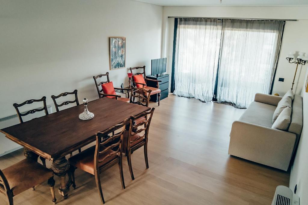 un salon avec une table, des chaises et un canapé dans l'établissement Varkiza Luxury Escape, à Vari