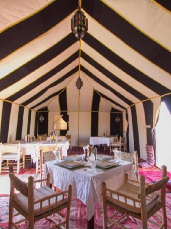 Restaurace v ubytování Merzouga luxury tent with activities