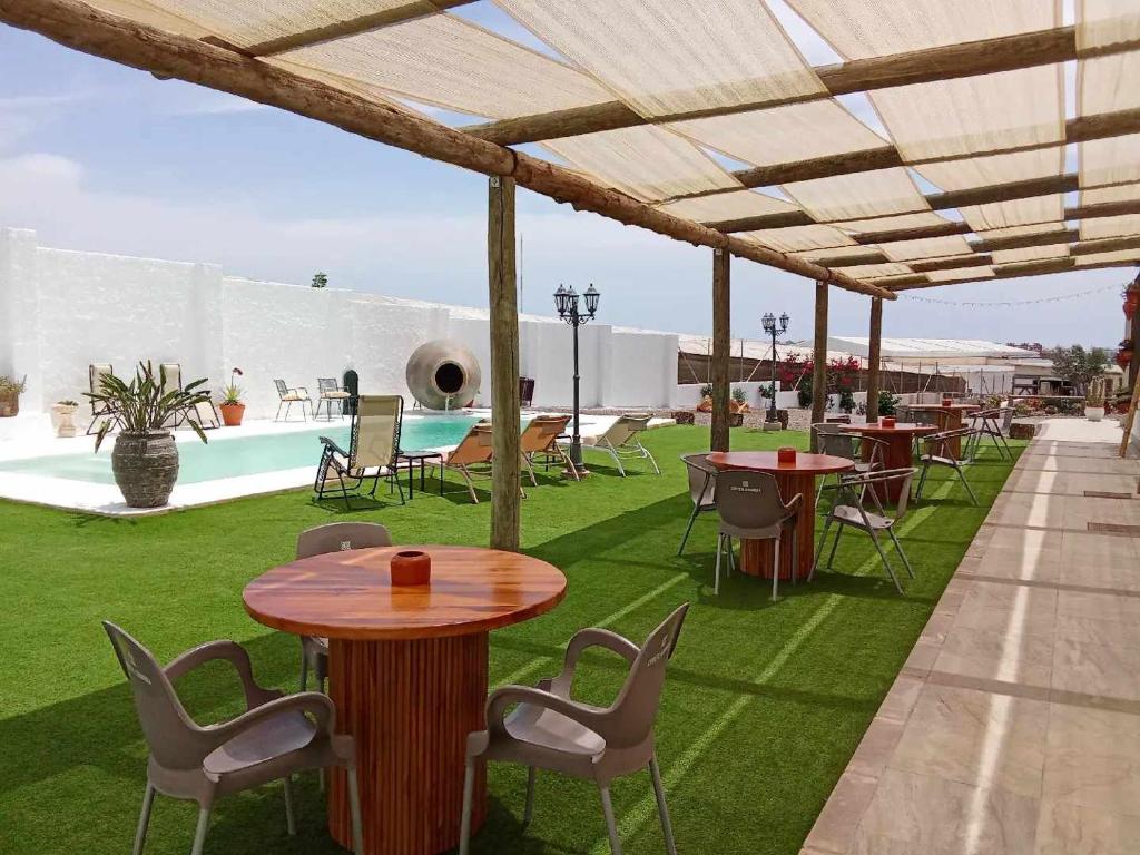 Bazén v ubytovaní Mi Cortijo hotel de playa alebo v jeho blízkosti
