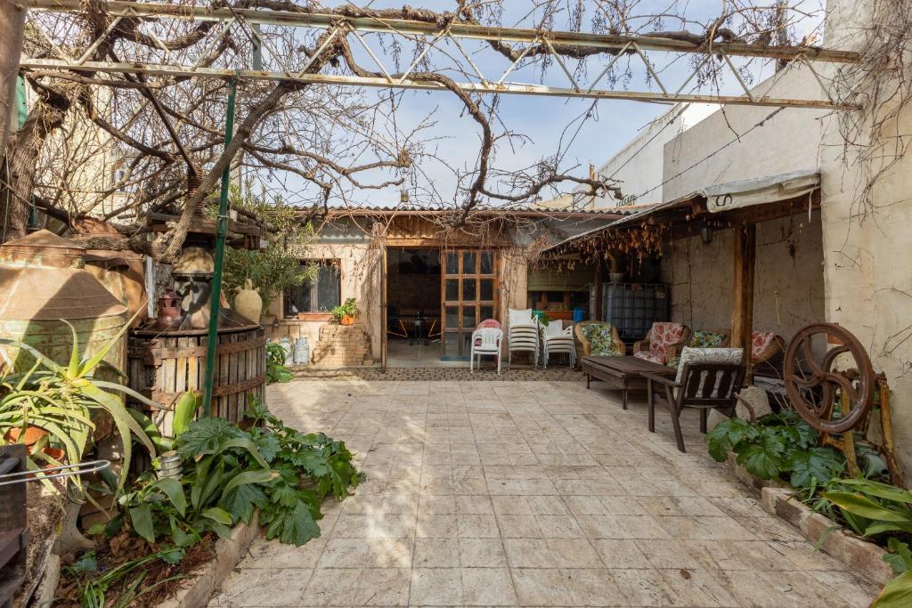 an outdoor patio with tables and chairs in a house at El Sueño De Lucrecia in Villarrubia de Santiago