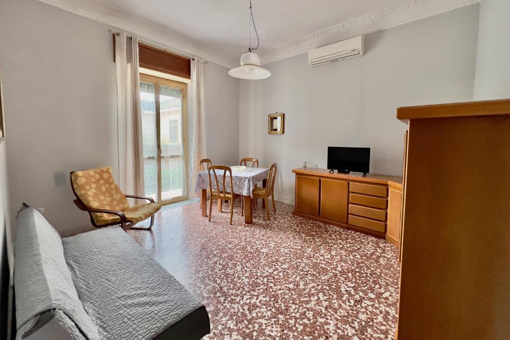 a living room with a couch and a table at Da Susanne, Central Agropoli apartment in Agropoli