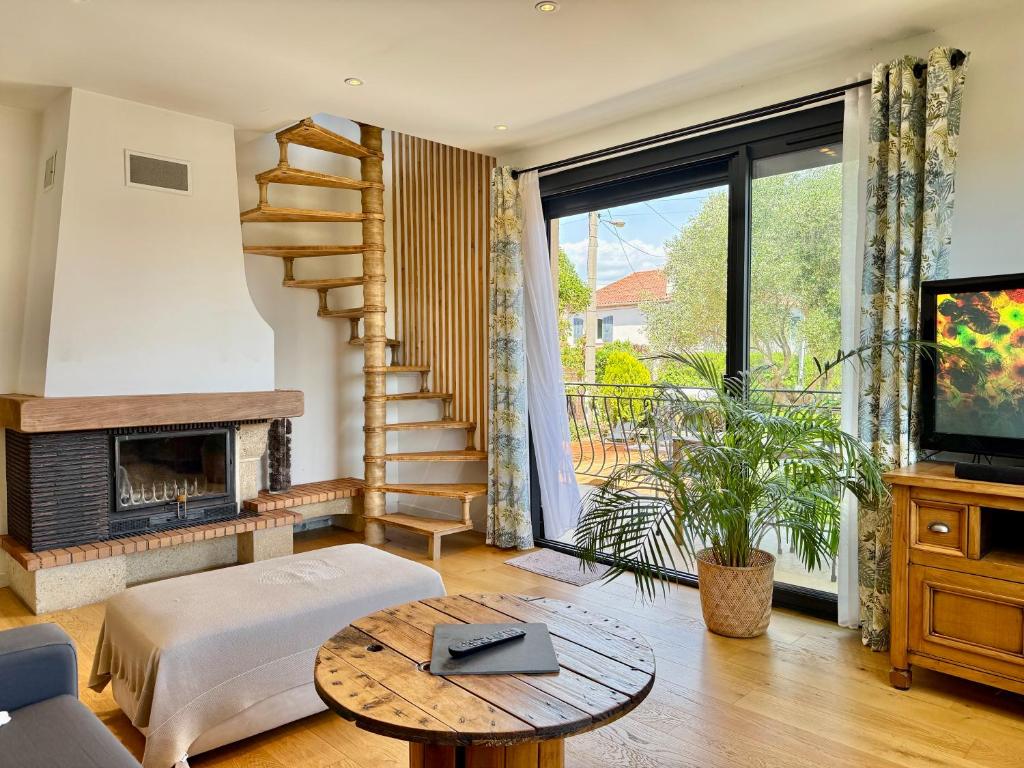 TV a/nebo společenská místnost v ubytování Maison Moderne - Grande Terrasse - Quartier calme