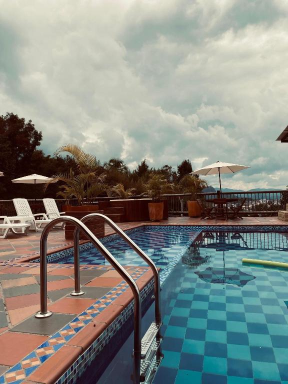 Piscina a Hotel Estaciones o a prop