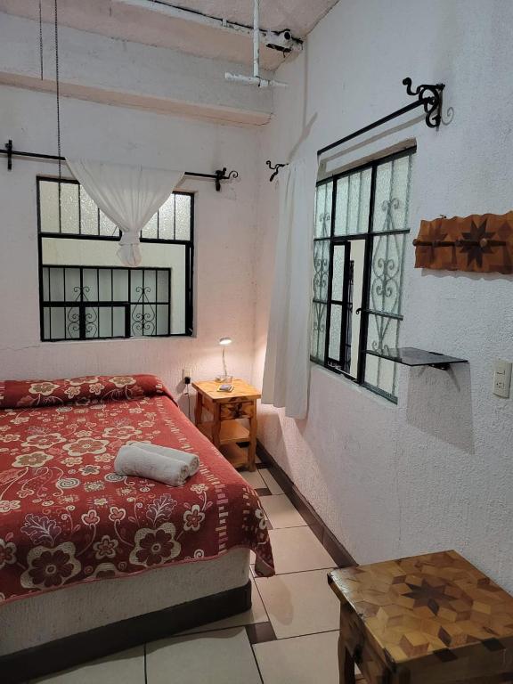Ένα ή περισσότερα κρεβάτια σε δωμάτιο στο Hotel Suites Taxco