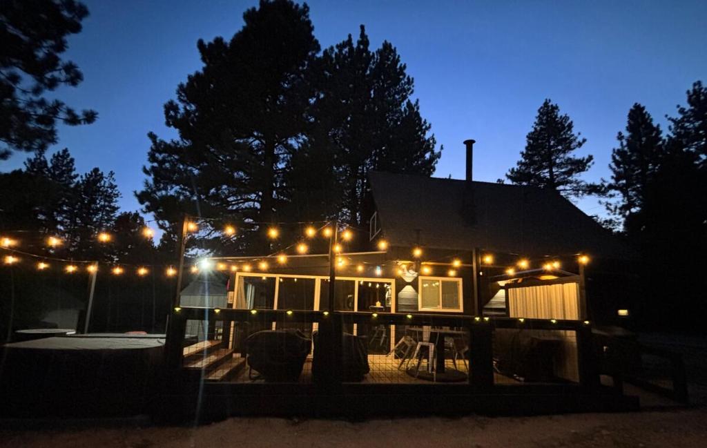 Green Valley LakeにあるThe Honey Bear Cabin Jacuzzi EV Friendly Renovatedのギャラリーの写真