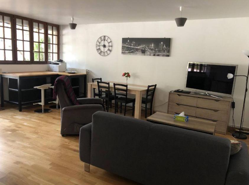 Photo de la galerie de l'établissement Bungalow spacieux, jardin, près de Paris et Versailles, à Bièvres