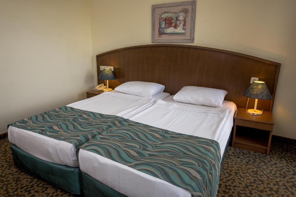 Postel nebo postele na pokoji v ubytování Dosi Hotel