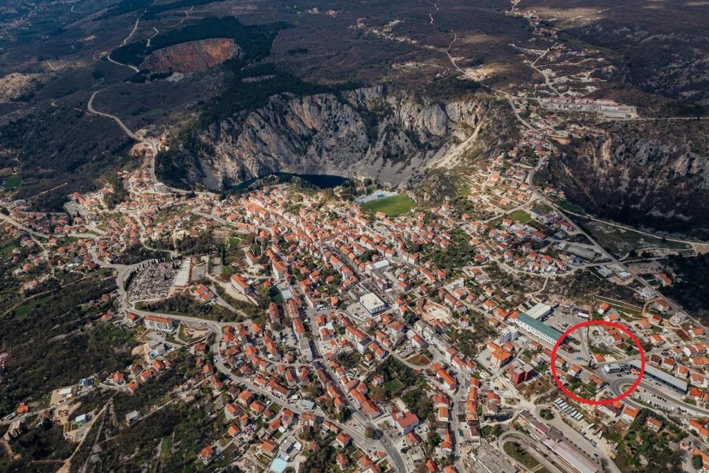 eine Luftblick auf eine Stadt mit einem Berg in der Unterkunft Holiday house with a parking space Imotski, Zagora - 24482 in Imotski